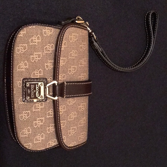Dooney & Bourke NEW beautiful wristlet - Picture 2 of 8
